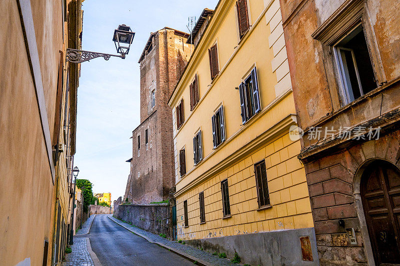 一条风景如画的小巷通向罗马历史中心的Colle Celio山顶